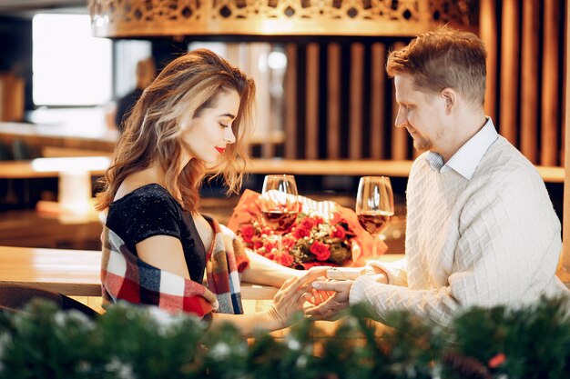 Elegantes Paar verbringen Zeit in einem Restaurant