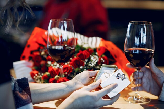 Elegantes Paar verbringen Zeit in einem Restaurant