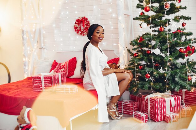 elegantes schwarzes Mädchen in einem Raum an Weihnachten