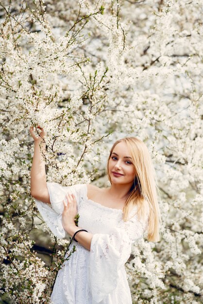 Elegantes und stilvolles Mädchen in einem Frühlingspark