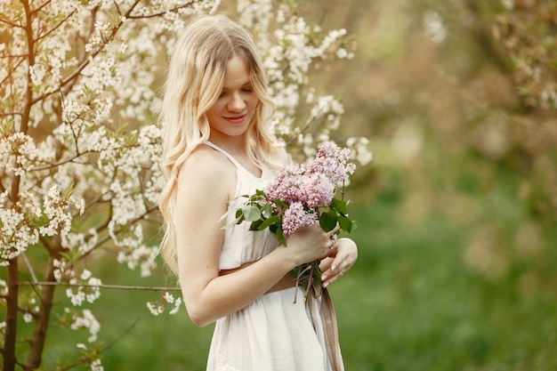 Elegantes und stilvolles Mädchen in einem Frühlingspark