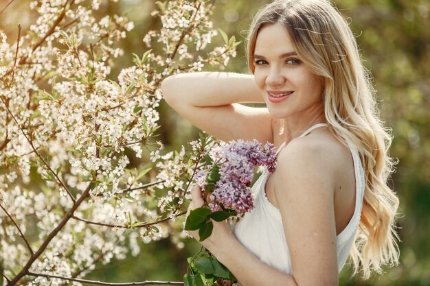 Elegantes und stilvolles Mädchen in einem Frühlingspark