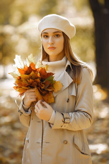 Elegantes und stilvolles Mädchen in einem Herbstpark