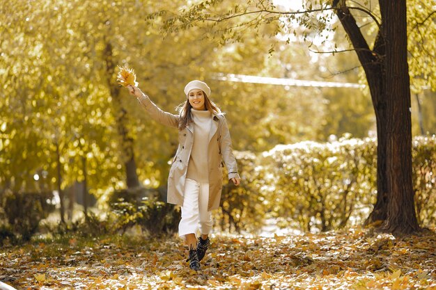 Elegantes und stilvolles Mädchen in einem Herbstpark