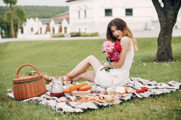 Elegantes und stilvolles mädchen in einem sommergarten