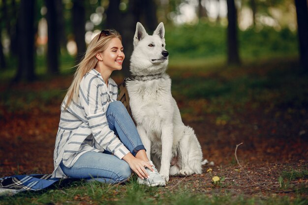 Elegantes und stilvolles Mädchen in einem Wald