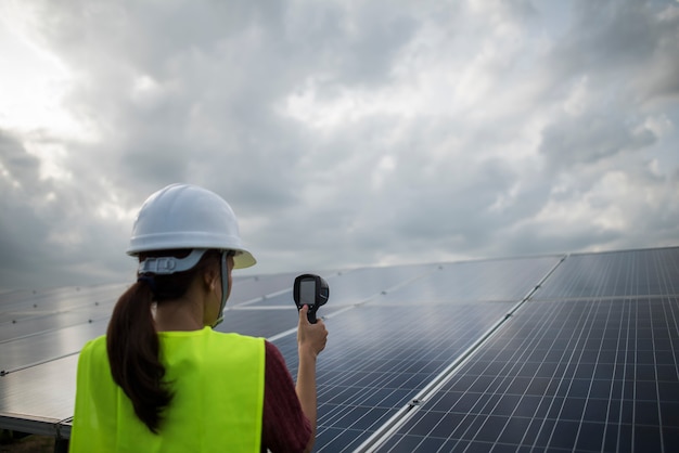 Kostenloses Foto elektrische frau des ingenieurs, die solarzellen überprüft und wartet.