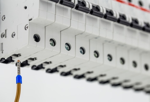 Elektrische Maschinen, Schalter, isoliert auf Weiß, Nahaufnahme, verbinden das Markierungskabel mit dem Gerät
