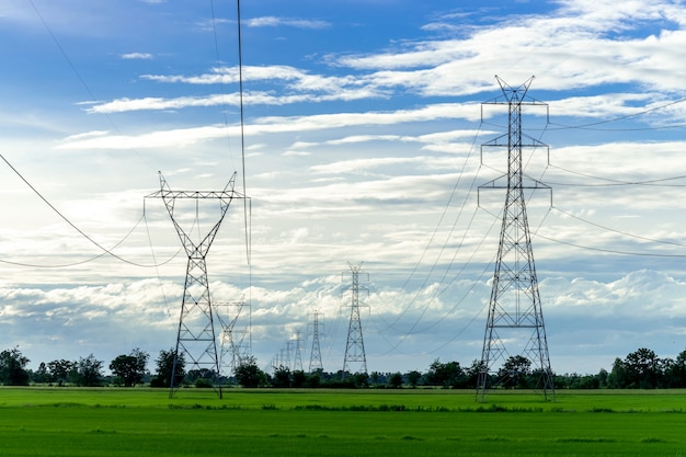 elektrischer Hochspannungspfosten, Hochspannungsstrommast auf blauem Himmel