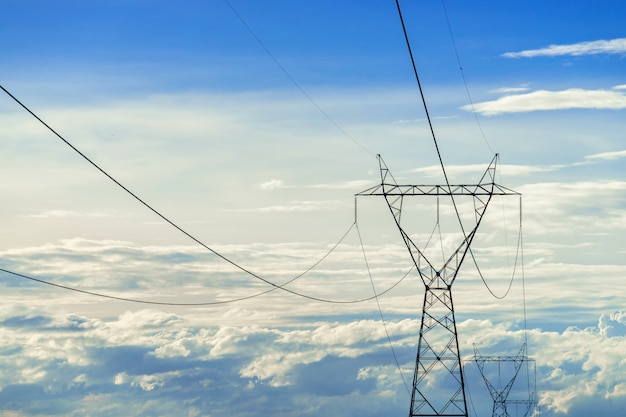 elektrischer Hochspannungspfosten, Hochspannungsstrommast auf blauem Himmel