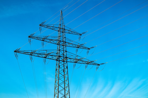 Elektrischer Pol mit einem blauen Himmel im Hintergrund