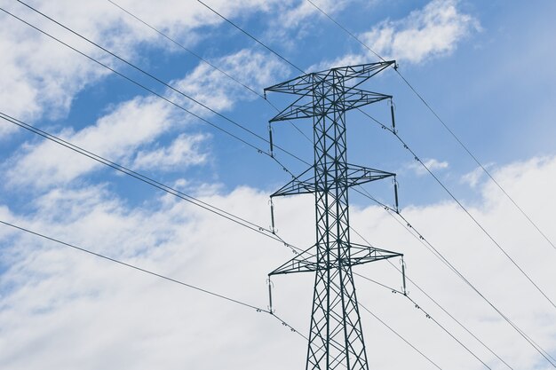 Elektrischer Schlepper mit einem blauen bewölkten Himmel