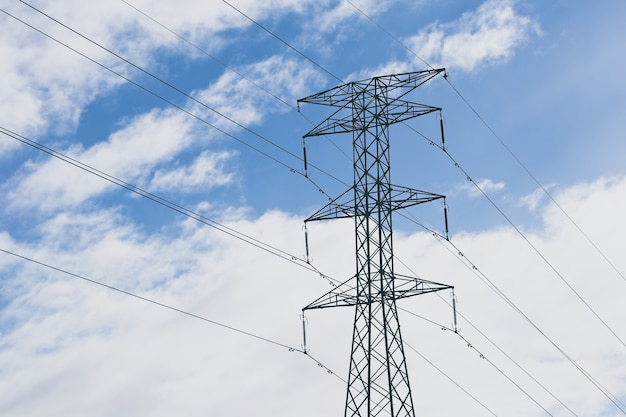 Elektrischer Schlepper mit einem blauen bewölkten Himmel