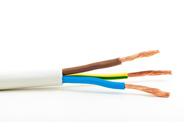 Elektrisches abgeschirmtes Kabel mit vielen Drähten isoliert auf weiß