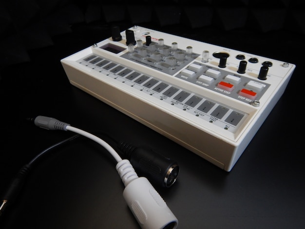 Kostenloses Foto elektronisches musikinstrument oder audio-mixer oder sound-equalizer (analoger modularer synthesizer)