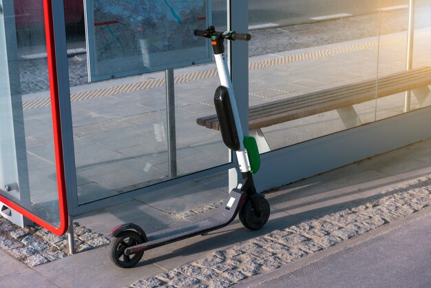 Nahaufnahme von elektrorollern geparkt in der nähe des ...