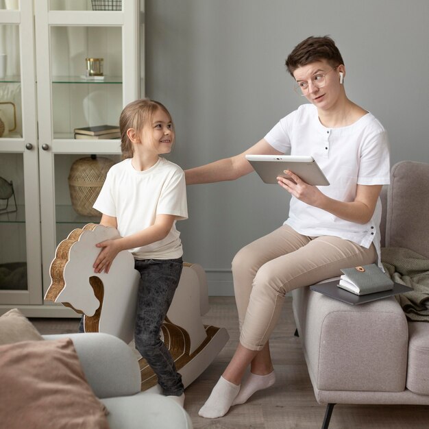 Eltern arbeiten an Tablette Vollschuss