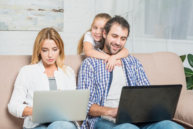 Eltern arbeiten mit Laptops