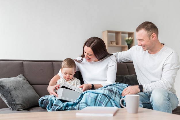 Kostenloses Foto eltern auf der couch mit baby