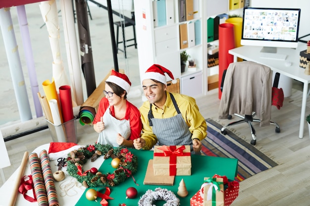 Eltern bereiten Weihnachtsdekorationen vor und verpacken Geschenke