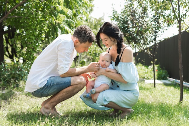 Eltern, die ihr Baby im Garten lieben