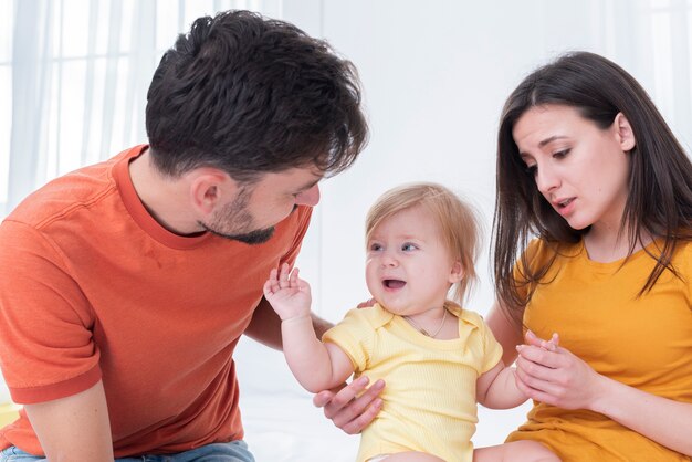 Eltern, die lächelndes Baby halten