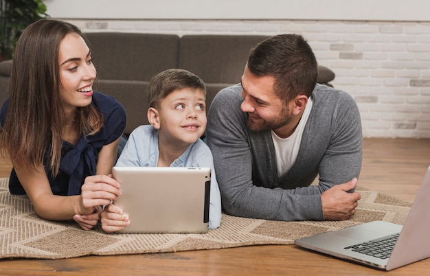 Eltern, die Sohn beibringen, wie man eine Tablette benutzt