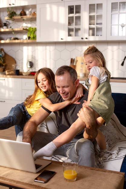 Eltern, die versuchen, von zu Hause aus zu arbeiten, umgeben von Kindern