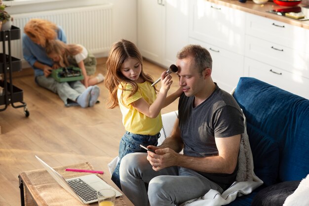 Eltern, die versuchen, von zu Hause aus zu arbeiten, umgeben von Kindern