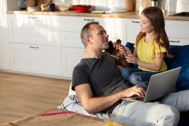 Eltern, die versuchen, von zu Hause aus zu arbeiten, umgeben von Kindern