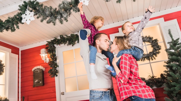 Eltern, die Weihnachten mit Kindern feiern