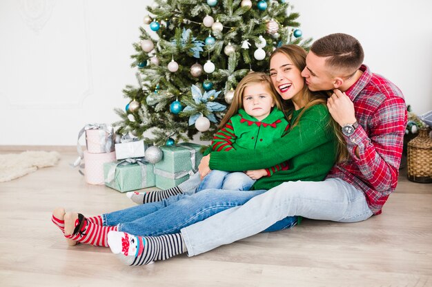 Eltern, die zusammen Weihnachten mit Tochter feiern