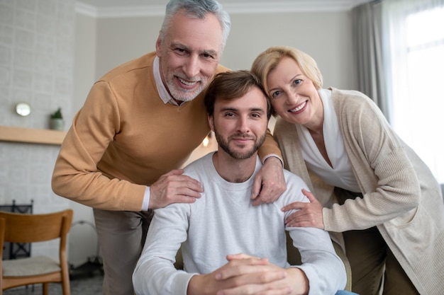 Eltern freuen sich, ihren Sohn zu sehen, Familie sieht glücklich aus