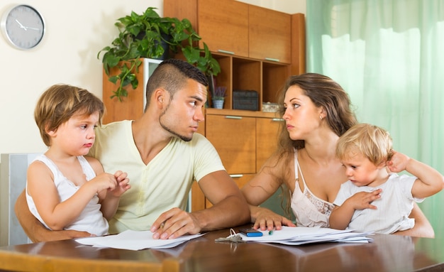 Eltern mit Kindern, die Streit haben