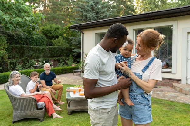 Kostenloses Foto eltern mit mittlerem schuss, die baby halten