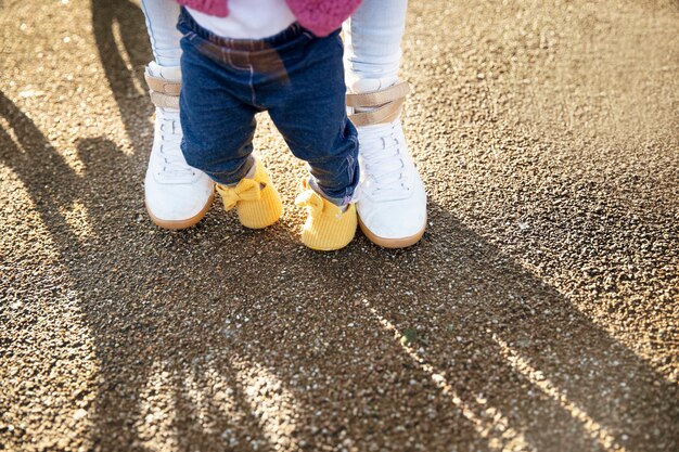 Eltern und Baby gehen zusammen