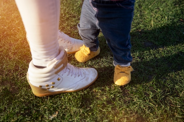 Kostenloses Foto eltern- und babybeine mit grünem gras