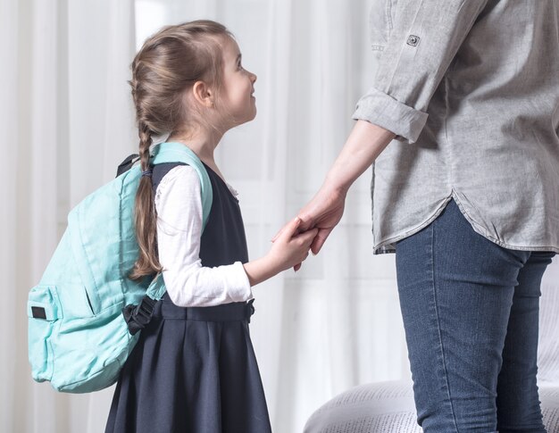 Eltern und Grundschüler gehen Hand in Hand