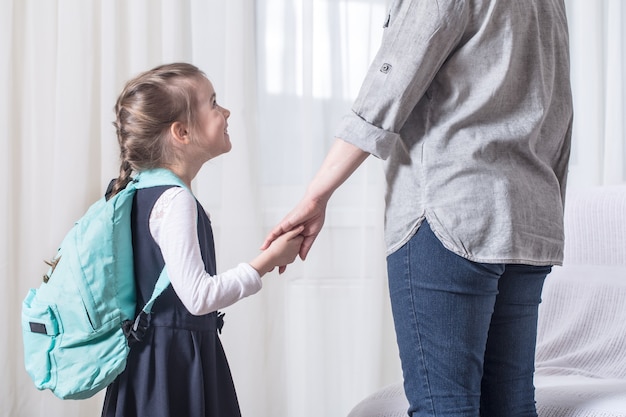 Eltern und Grundschüler gehen Hand in Hand