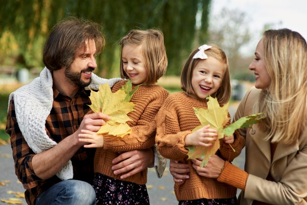 Eltern und Kinder beim Blätterpflücken in der Herbstsaison