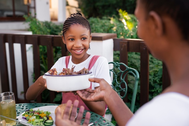 Kostenloses Foto eltern und kinder verbringen zeit miteinander