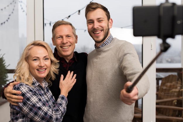 Kostenloses Foto eltern und sohn, die ein selfie nehmen