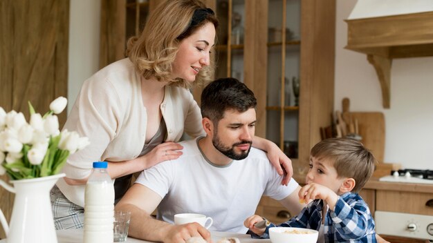 Eltern und Sohn verbringen viel Zeit miteinander