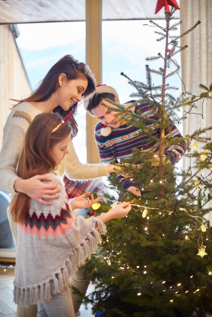 Eltern und Tochter bereiten sich auf Weihnachten vor