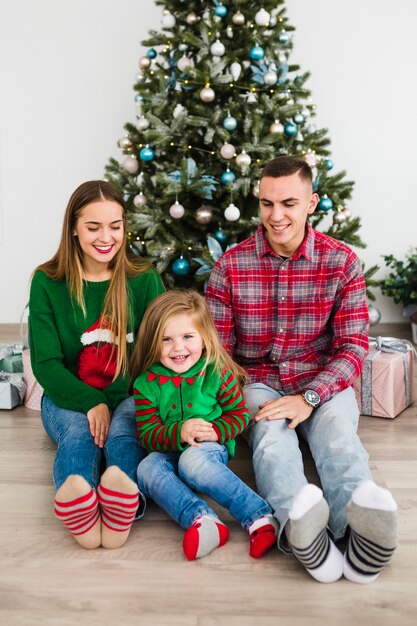 Eltern und Tochter, die zusammen Weihnachten feiern