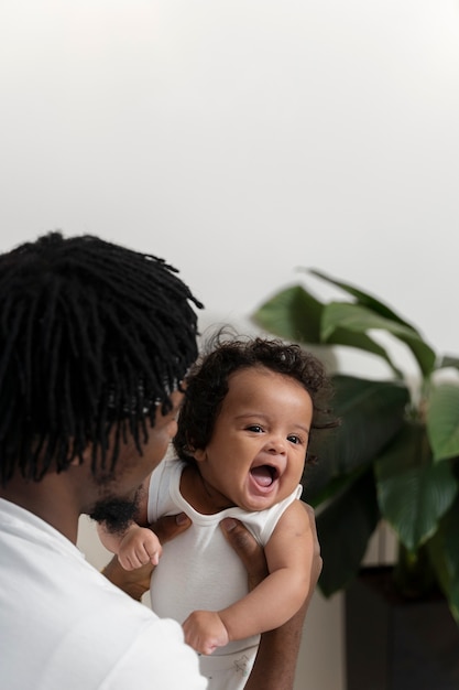 Kostenloses Foto eltern verbringen zeit mit baby