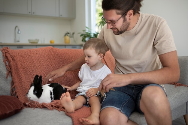 Kostenloses Foto eltern verbringen zeit mit ihrem kind