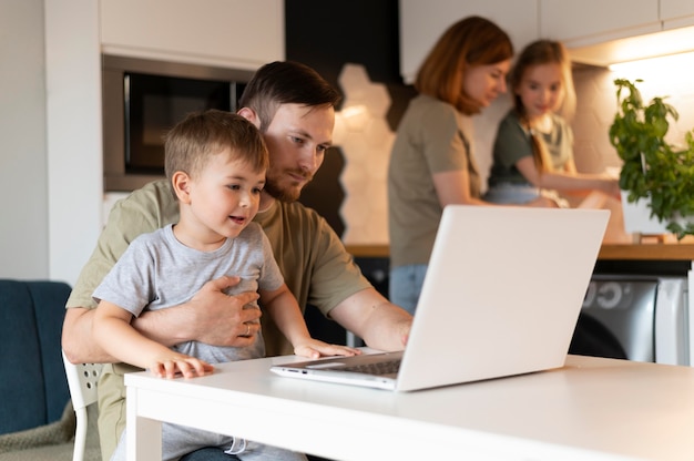 Eltern verbringen Zeit mit ihren Kindern