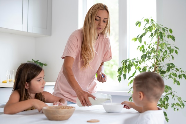 Eltern verbringen Zeit mit ihren Kindern