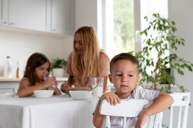 Eltern verbringen Zeit mit ihren Kindern